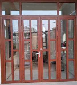 cửa pma  nhôm vân gỗ chia ô