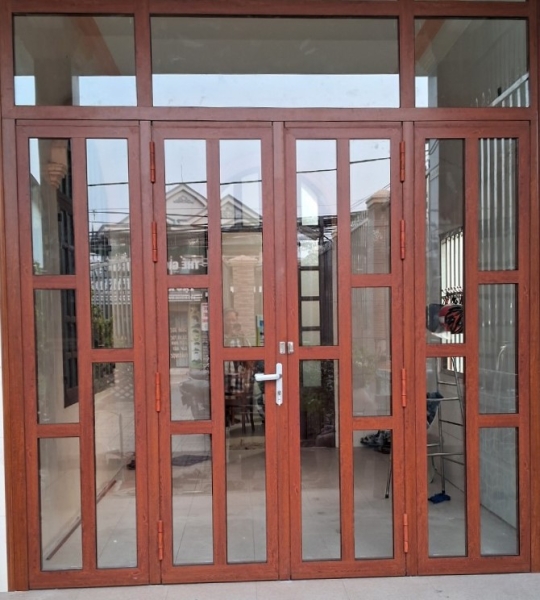 cửa pma  nhôm vân gỗ chia ô